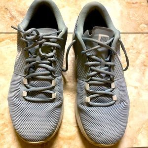 Men’s Grey and white Nike tennis shoes